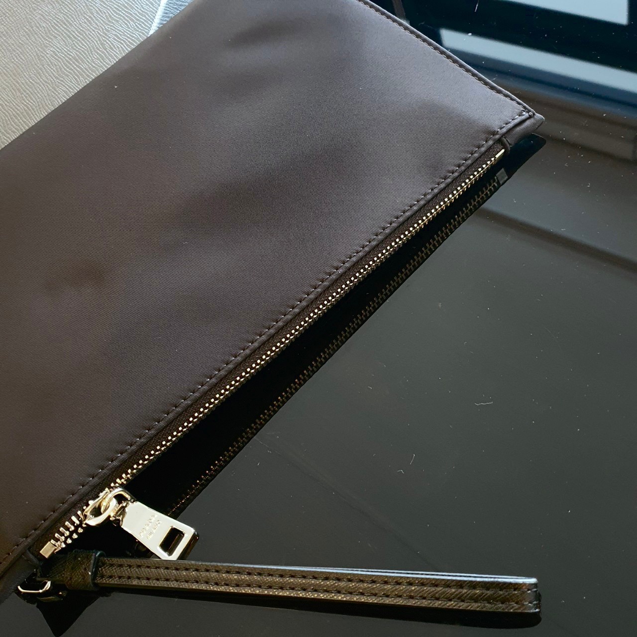 PRADA Clutch Bag / Prada Re-Nylon Logo-Plaque Clutch Bag - Black รุ่นใหม่พร้อมส่ง! กระเป๋าคลัชต์ กระเป๋าคล้องมือ แบรนด์ Prada อีกรุ่นที่ขนาดกำลังน่ารัก ตัวกระเป๋า เป็น Nylon เต็มใบ กันน้ำ