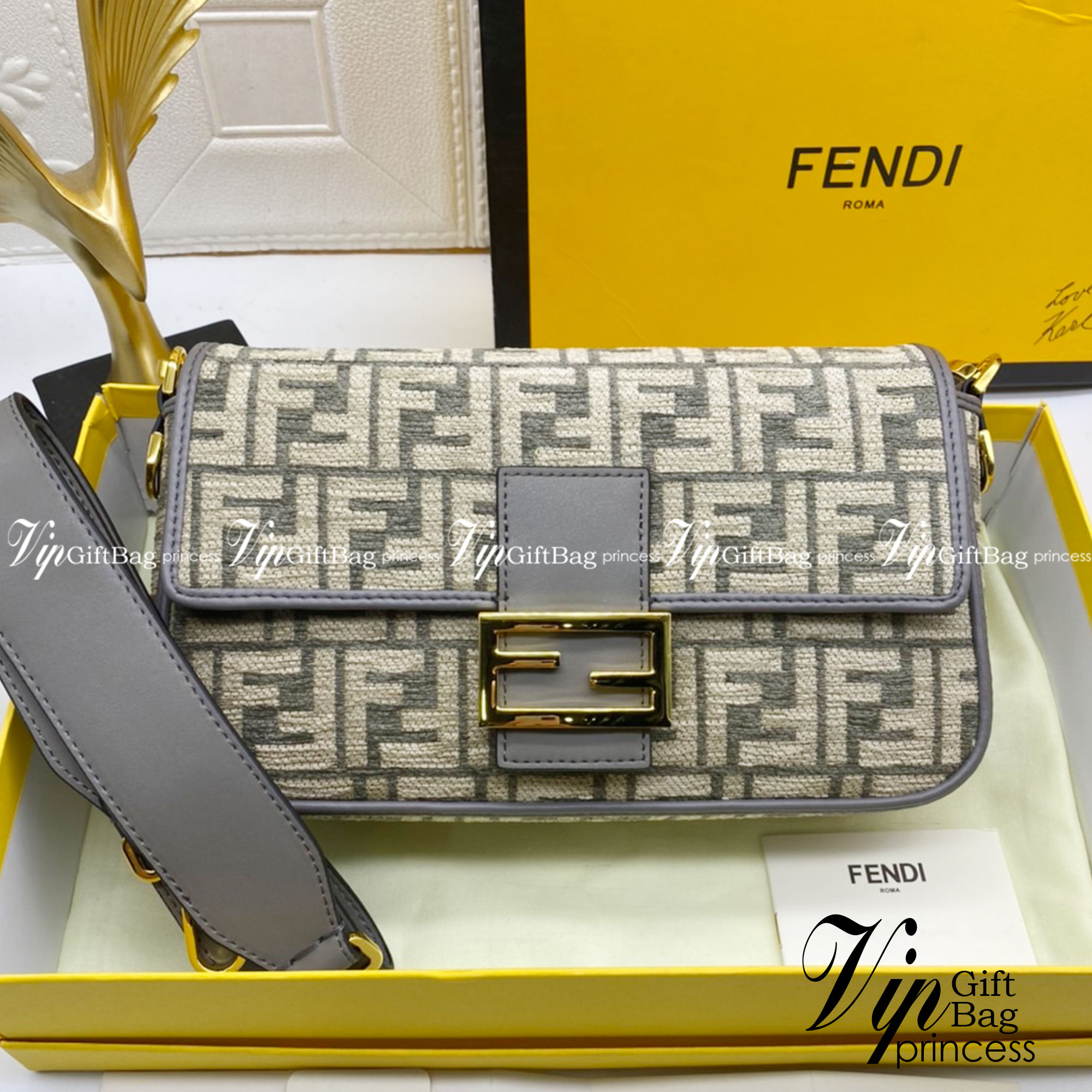 Fendi Baguette FF Tapestry Fabric Bag เกรดออริจินอล กระเป๋าทรง Baguette ขนาดกลาง วัสดุผ้าเซนิล พร้อมลวดลาย FF สีเทาเข้ม ปิดท้ายด้วยรายละเอียดหนังแบบทูโทนและประดับด้วยตัวล็อค FF โดดเด่นด้วยฝาปิดด้านหน้าตัวล็อคแม่เหล็กช่องด้านในบุด้วยผ้าหนังกลับพร้อมกระเป๋า