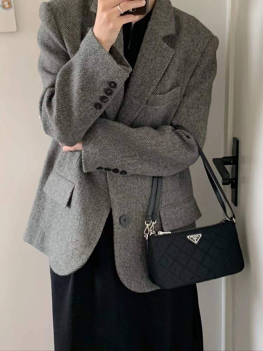 PRADA Tessuto Nylon Crossbody Bag ✨ กระเป๋าผ้าไนล่อนลายตาราง ขนาดกำลังดีกำลังน่ารักเลยค่ะ เหมาะกับการใช้เป็น EVERYDAY LOOK สุดๆ ใบนี้ห้ามพลาดเลย