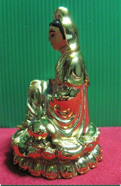 องค์เจ้าแม่กวนอิมนั่งประทับชันเข่าถือขวดน้ำทิพย์ค่ะ
