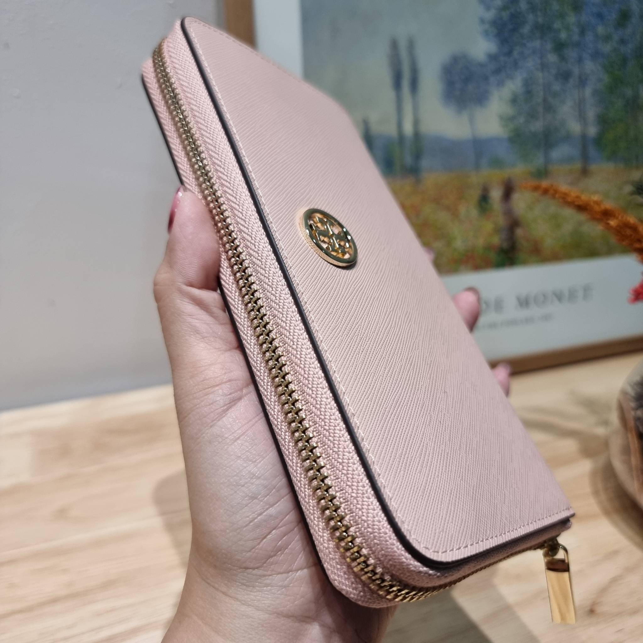 TORY BURCH ROBINSON MULTI GUSSET ZIP CONTINENTAL WALLET รุ่นหายาก พร้อมสีน่ารักน่าใช้ ต้อนรับเดือนแห่งความรัก!! กับกระเป๋าสตางค์ใบยาว ขนาดกำลังพอเหมาะ ดีไซน์เรียบหรู