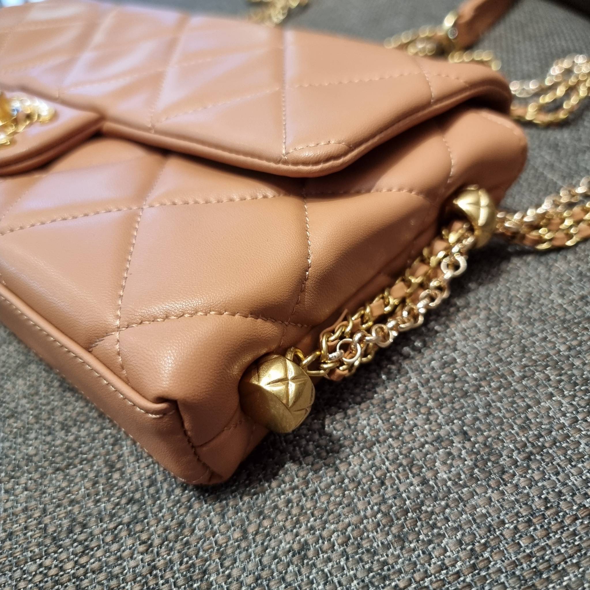 VIP 】สวยหรูพร้อมเสิร์ฟ!! กับไอเท็มสุดเลิฟจาก Chanel กระเป๋าสะพายที่สุดของความคุ้มค่า วัสดุหนังแกะนิ่มเต็มใบ เปิด-ปิดกระเป๋าด้วยตัวบิดล็อค ภายในกระเป๋าบุผ้าสวยหรู มีช่องโล่งกว้างจุของได้สบาย ใส่โทรศัพท์ กระเป๋าสตางค์ได้ มีช่องซิป 1 ช่อง ช่องย่อย 1 ช่อง ดีเ