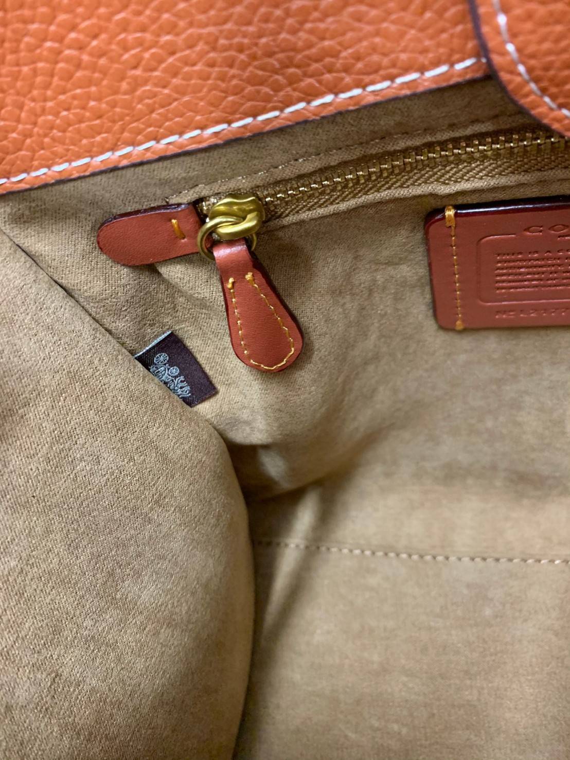 COACH FIELD TOTE 22 WITH HORSE AND CARRIAGE PRINT CARRIAGE BADGE((C8456)) 💫พร้อมส่งที่ไทย ใหม่ล่าสุด คุณภาพเกินเบอร์เลยจ้าา! กระเป๋าทรงTote ไม่ว่าโอกาสไหนๆ คุณสามารถพกพาไปได้ทุกที่ค่ะ หนังแท้อย่างดี! สวย นิ่มมือดีมากค่ะ