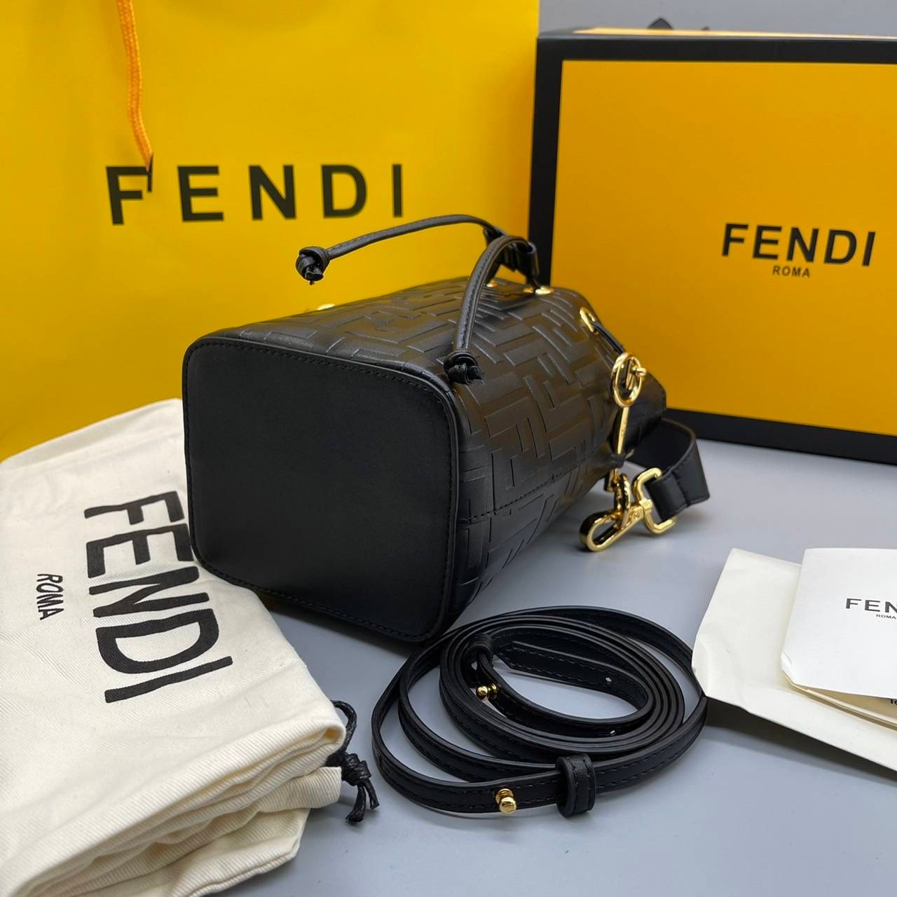 หนังแท้ FENDI MON TRESOR BUCKET BAG พร้อมส่งที่ไทย ภาพสินค้าถ่ายจากงานขายจริง ใช้งานต่างประเทศได้ค่ะ