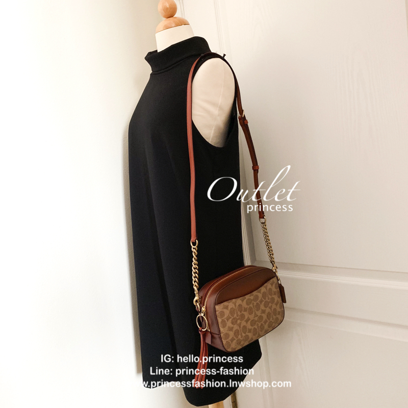 COACH CROSSBODY BOX BAG กระเป๋าสะพายข้าง crossbody วัสดุหนัง pvc. หนังนิ่ม คุณภาพดี ลาย signature brand ตัดขอบหนัง ด้านหน้า/ หลังมีช่องเเล็ก เปิดปิดกระเป๋าแบบซิป ภายในกว้าง ใส่ wallet ขนาดกลาง มือถือได้ทุกรุ่น และของใช้จุกจิกได้ พร้อมสายสะพายแบบโซ่ต่อหนัง