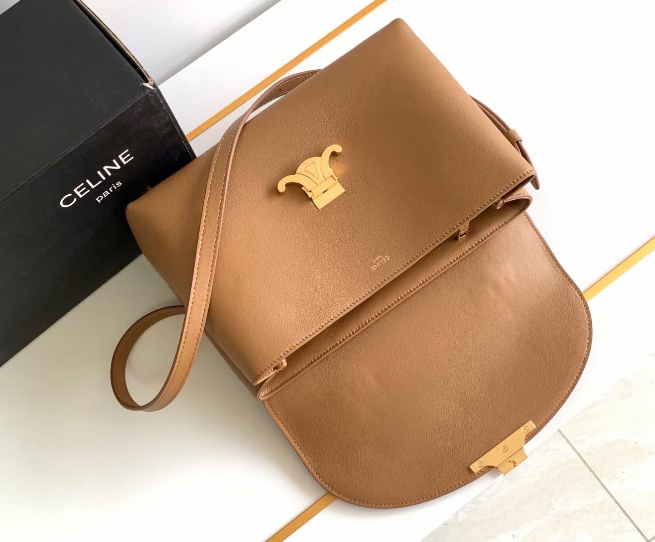 MEDIUM CELINE NINO BAG IN SUPPLE กระเป๋าสะพายหูจับในตัว แบรนด์หรู ดีไซส์คล่องตัว เกรดออริ สลับแท้ 1:1 ใช้งานต่างประเทศได้