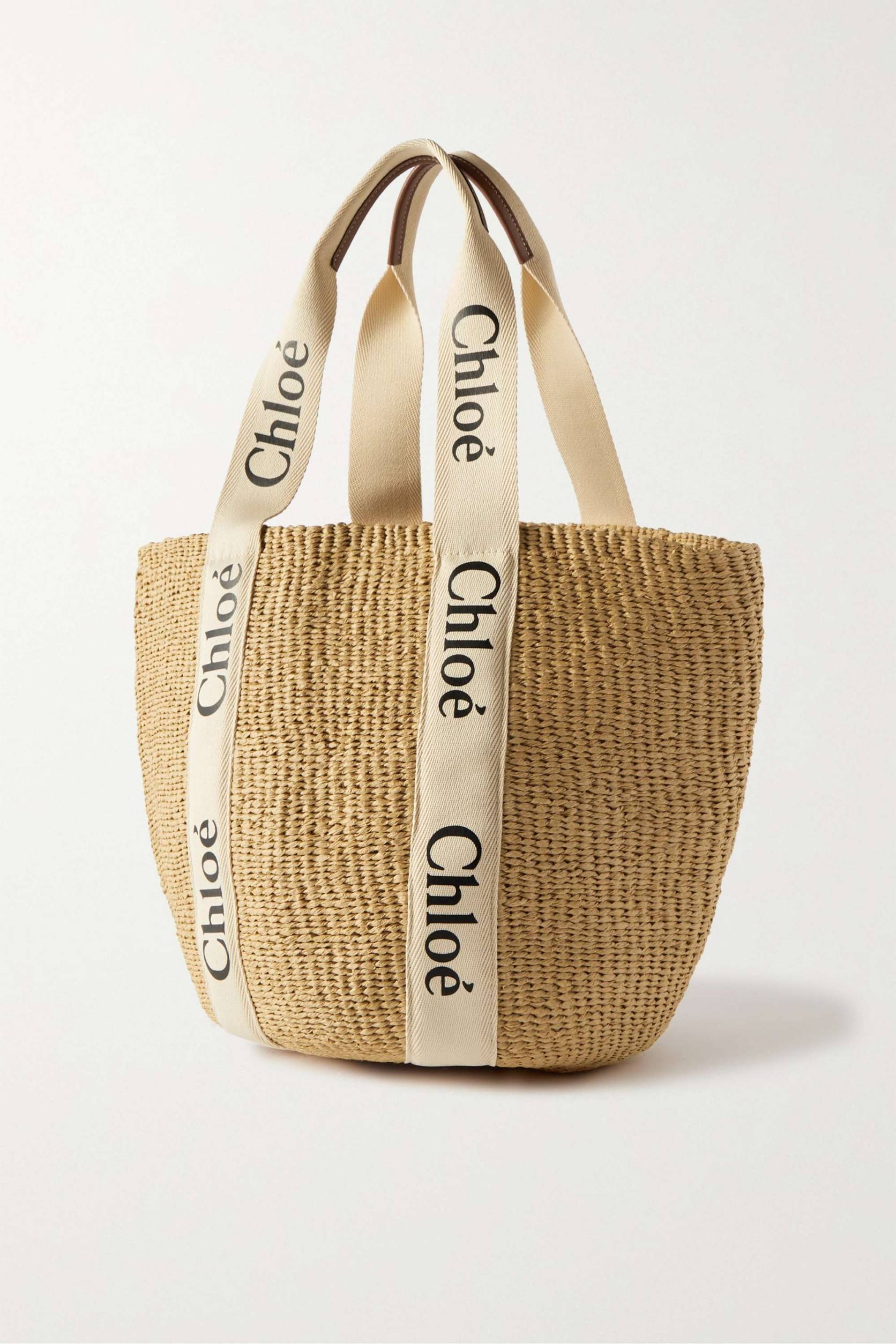 CHLOE LARGE WOODY BASKET กระเป๋าสะพายสานทรงตะกร้า ยอดฮิตติดลมของแบรนด์ ด้วยวัสดุสังเคราห์จากธรรมชาติ สานทอเต็มใบออกมาเป็นลวดลายสวยงาม ตัดด้วยริบบิ้นคาดโดดเด่น ภายในโล่งกว้างมาก จุของได้เต็มที่ เป็นดีไซน์ผู้ดีย้อนยุคที่ดูแพงจริงๆ ใบนี้สามารถสะพายไปเที่ยว ไ