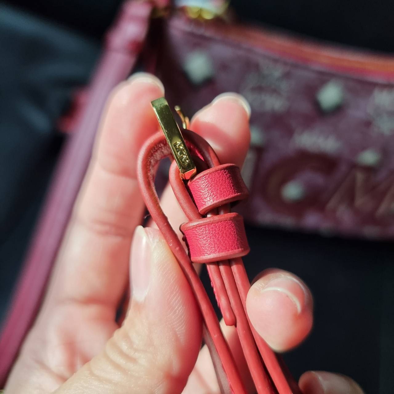 M.C.M MINI SHOULDER BAG IN VINTAGE JACQUARD MONOGRAM คอลเลคชั่นใหม่ล่าสุด โดดเด่นด้วยลายโมโนแกรม ถักทอบนผ้า woven jacquard กระเป๋าสะพายทรงพอชที่ไม่ธรรมดา มาพร้อมสายสะพายในตัว สามารถปรับใช้ได้ 2 แบบ สายยาวสะพายข้าง หรือจะนำสายเส้นกลางออกและปรับใช้สะพายไหล่