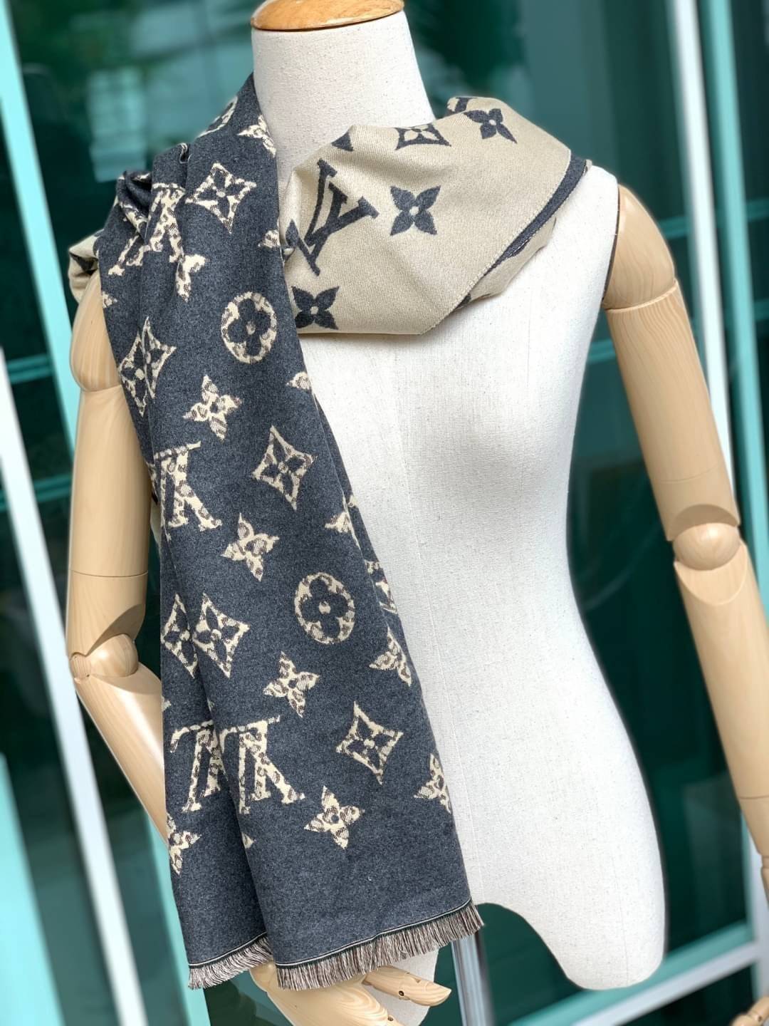 Louis Vuitton Women’s Scarves Accessories อีกหนึ่งแบรนด์ดังจากปารีส ด้วยงานพรีเมี่ยมกิ้ฟ ส่งมอบความรู้สึกดีๆให้กับคนที่คุณรัก ในรูปแบบผ้าพันคอและผ้าคุมไหล่ผืนใหญ่ให้ความอบอุ่น ถักทอด้วยผ้าcashmere ผ้าเนื้อดี สัมผัสนุ่มมือ ทอลายในตัว สีและลายคมชัด เหมาะสำห