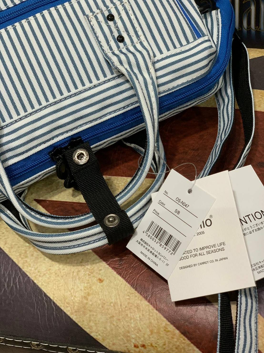 ANELLO MINI SHOULDER BAG MULTI COLOR OS-N047 รุ่นใหม่ชนช้อป!! กระเป๋าสะพายข้าง Multi Colors Collection สีสันสดใสสะดุดตา มี Logo เป็นยางนูนสีดำตัดกับสีกระเป๋า ทำให้ดูน่าใช้มากยิ่งขึ้น (Lining anello) วัสดุpolyester มีลักษณะเฉพาะตัวด้วยสี Two Tone ทั้งตัวกร