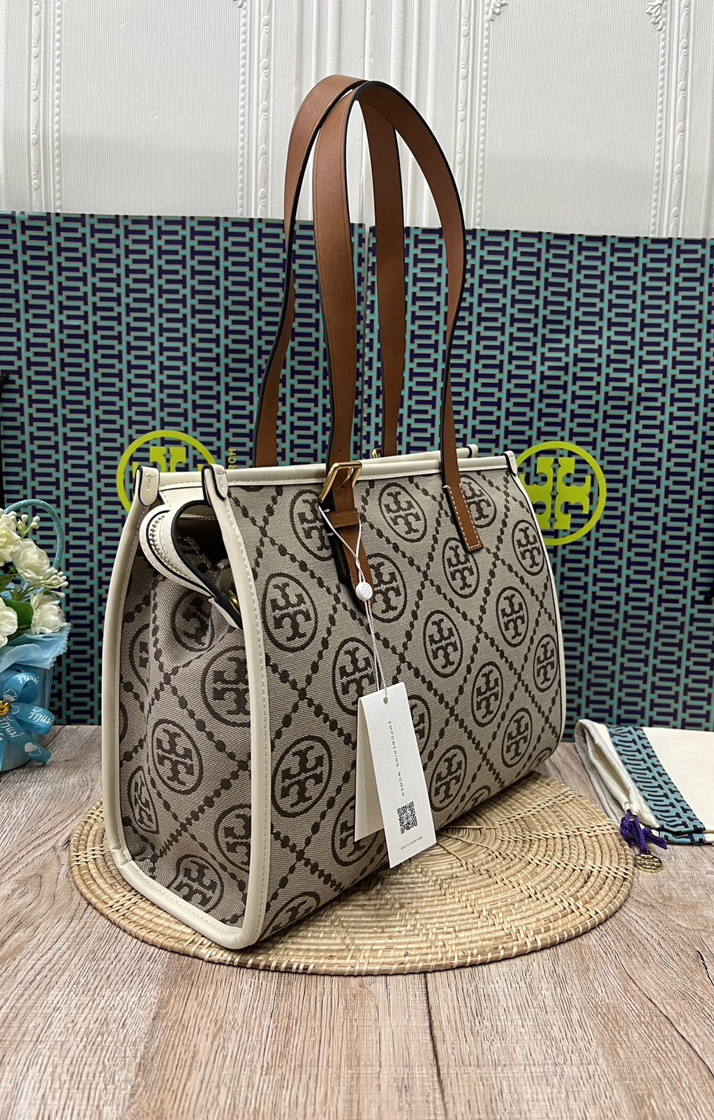 Tory Burch Small T Monogram Tote / TORY BURCH Shopper Tote Bag 32cm ใบใหญ่ กระเป๋าทรงโท้ท รุ่นใหม่ Square Tote ตกแต่งขอบด้วยหนังหรู มาพร้อมช่องเก็บของที่จุของได้มากมาย และสายจับกระเป๋าที่สามารถสะพายขึ้นไหล่ เหมาะสำหรับการใช้งานหลากหลายรูปแบบ รังสรรค์ลงบนก