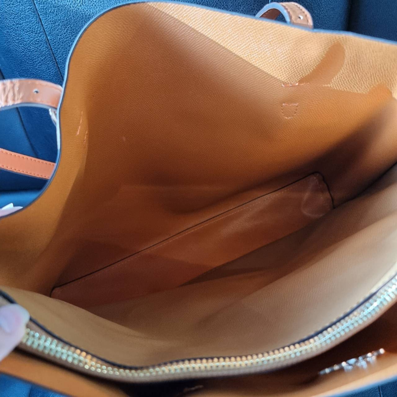 COACH 1665 MOLLIE TOTE IN SIGNATURE CANVAS กระเป๋าโท้ทใบใหญ่ ไม่ต้องกลัวของหล่นหายอีกต่อไป!! ทรงสวยใส่ของได้เยอะจริงๆ สีนี้คือคุณหนูหรูจัดมาก!! วัสดุหนังแคนวาสเคลือบลาย ภายในโล่งกว้าง มีช่องซิปกลางใส่ของได้อีก สะพายใบนี้ไปต่างจังหวัดได้สบายๆ ตอบโจทย์สาวๆท