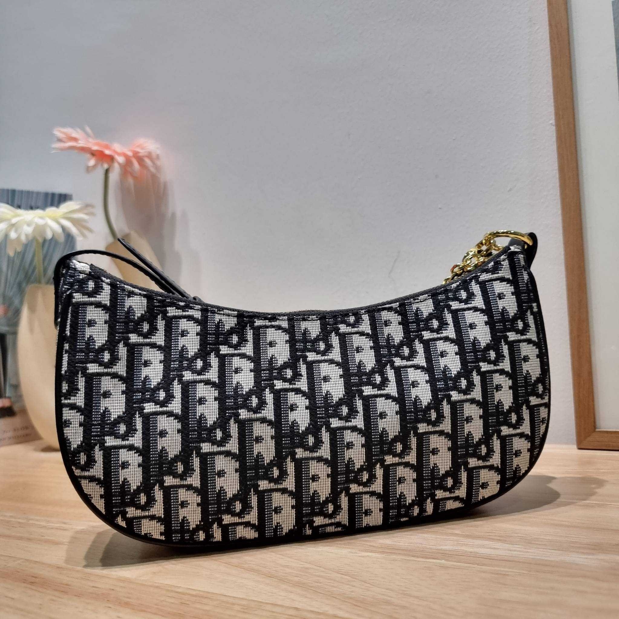 CD Lounge Bag Blue Oblique Jacquard / Dior pochette กระเป๋าสะพายทรงพอช สวยหรู ดีไซน์เรียบ แต่ดูแพง