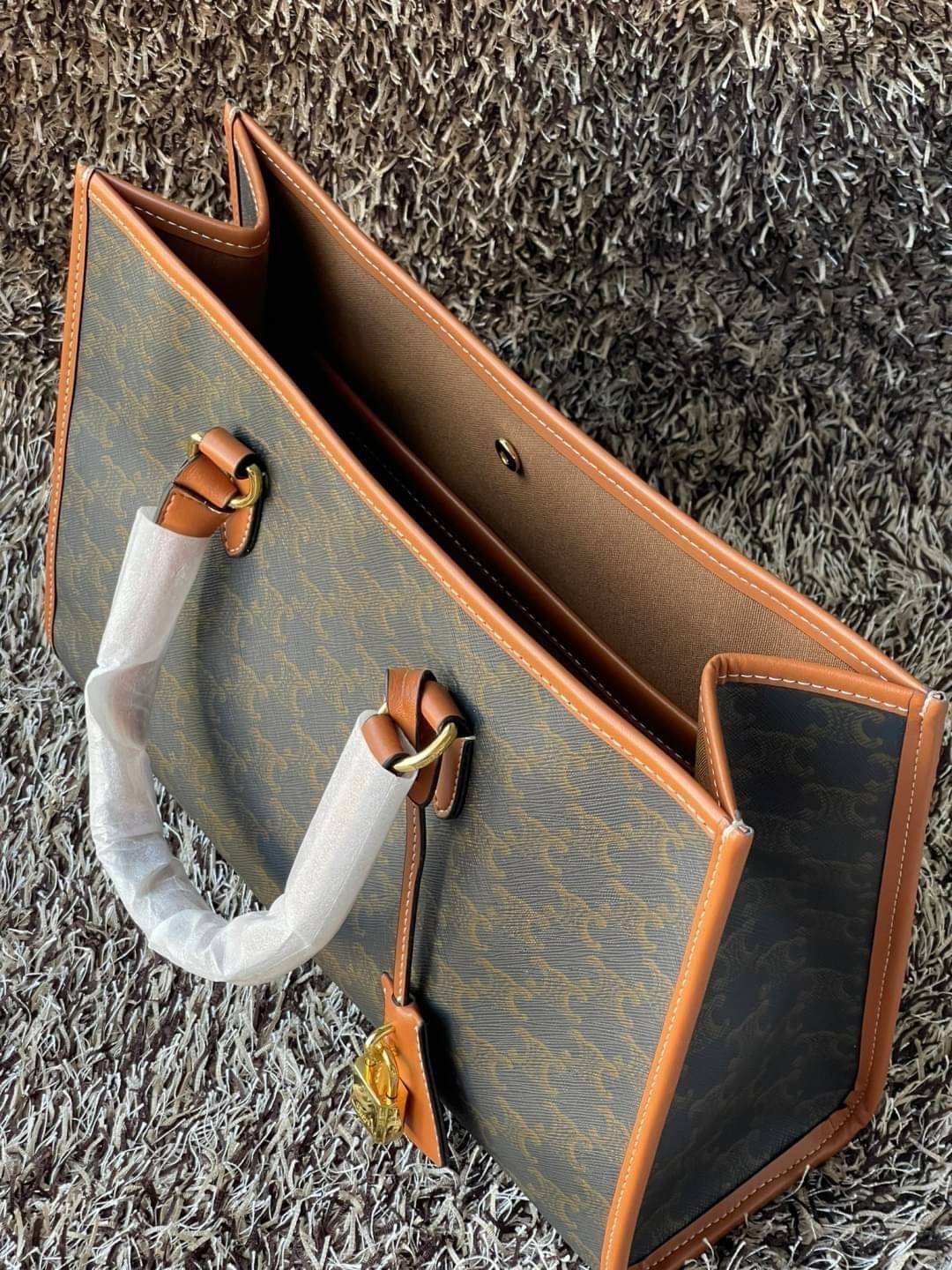 Celine Horizontal Cabas In Triomphe Canvas / Celine tote bag สายชอบพกของเยอะ ต้องหยิบของในกระเป๋าบ่อย รุ่นนี้ก็เป็นอีกตัวเลือกที่น่าสนใจค่ะ เพราะนอกจากจะจุของได้เยอะแล้วดีไซน์ยังเรียบสวยมีกลิ่นอายความวินเทจ อีกทั้งขนาดกระเป๋าใหญ่กำลังดีไม่เกะกะ เคลื่อนไหว