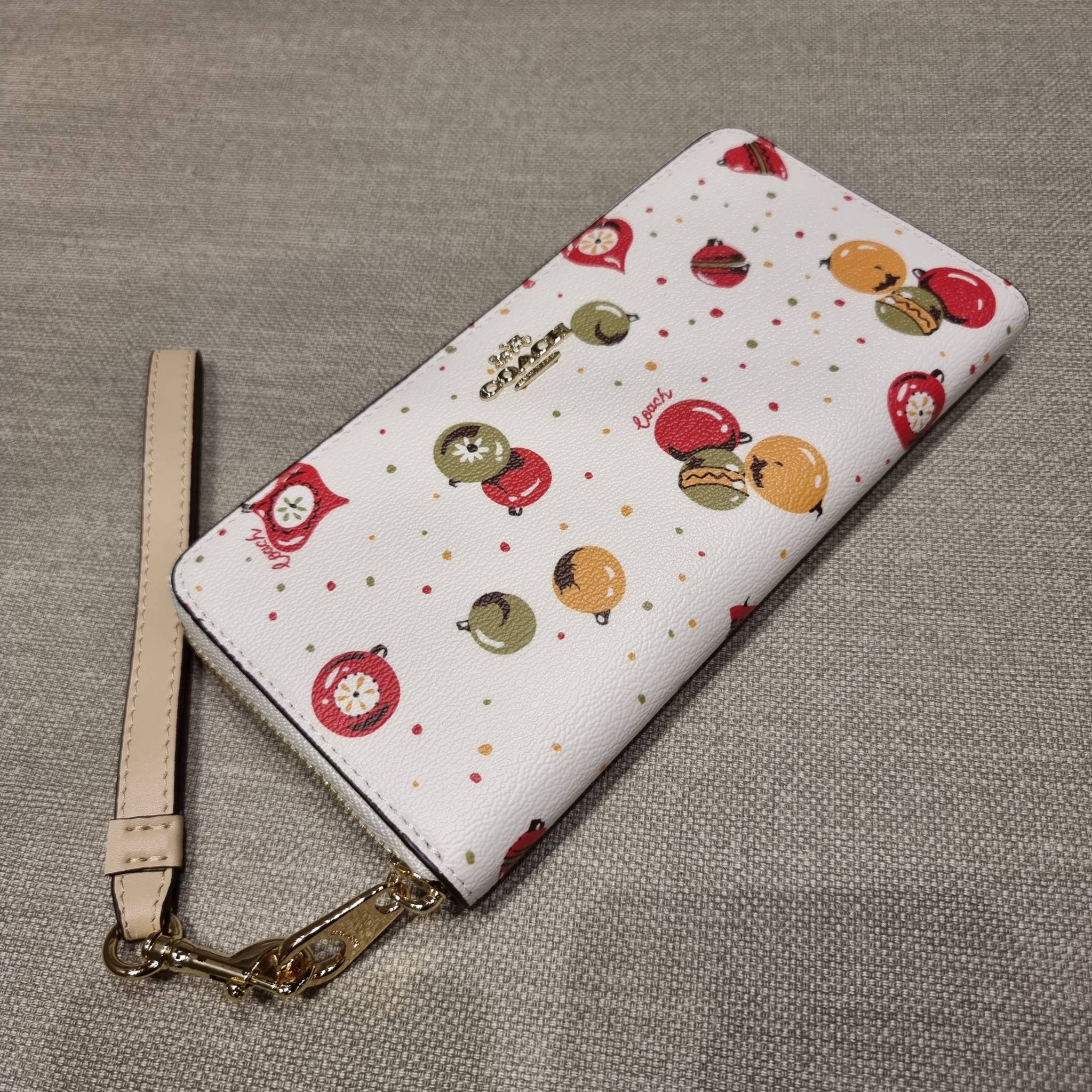 COACH C7410 LONG ZIP AROUND WALLET WITH ORNAMENT PRINT ความสวยต้องส่งต่อ!! คอลเลคชั่นใหม่ 2IN1 คุ้มค่าแบบที่สุด กระเป๋าสตางค์กึ่งคล้องมือ ดีไซน์ลวดลายสดใส น่ารักน่าใช้ คลาสสิคใช้ง่าย ไม่มีเบื่อ วัสดุหนังแคนวาสเคลือบลาย มาพร้อมสายคล้องมือ ถอดออกได้ ภายในใส