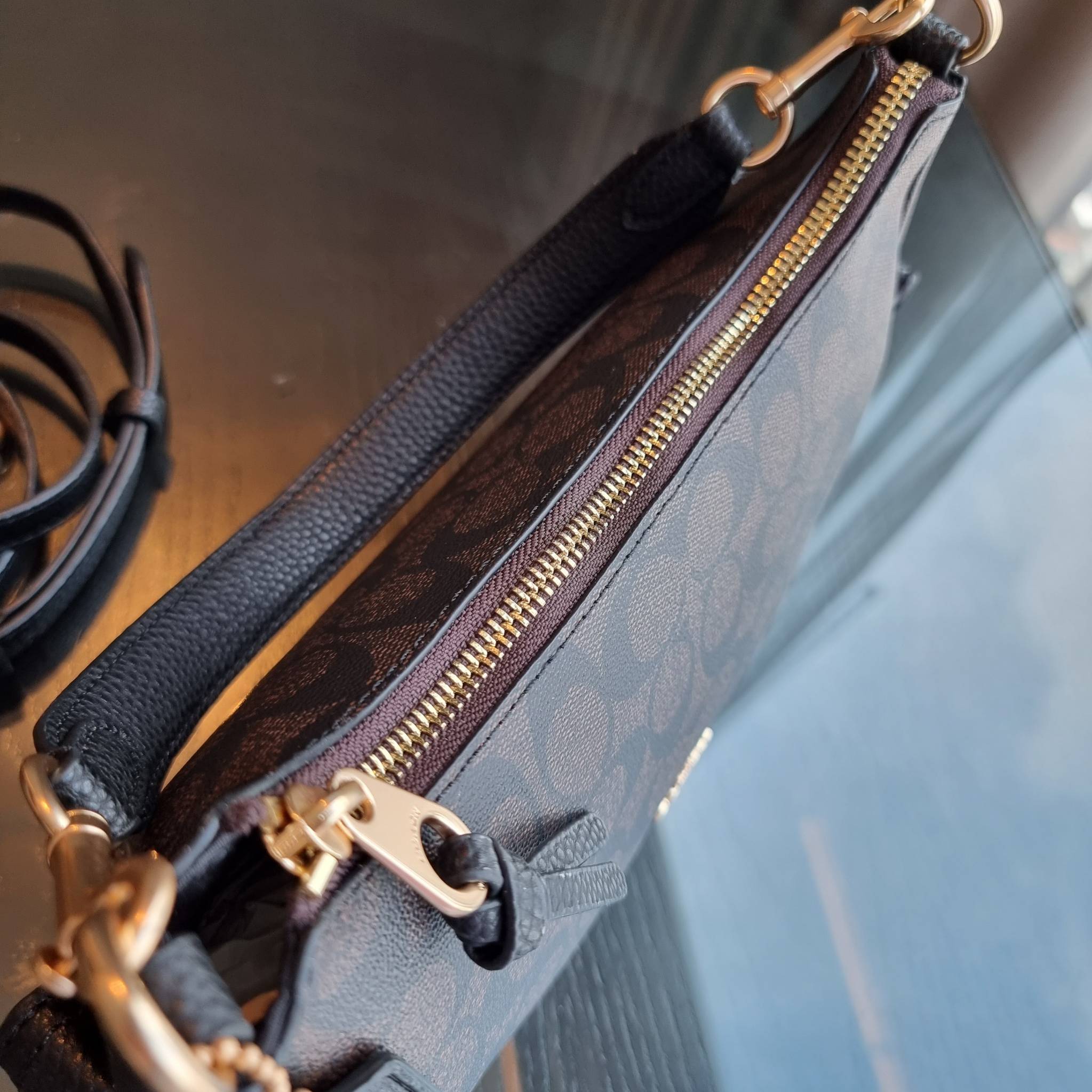 COACH C7223 PENNY SHOULDER BAG 25 IN SIGNATURE CANVAS คอลเลคชั่นเพนนีสุดคิ้วท์ ในรูปแบบของกระเป๋าสะพายไหล่กึ่งทรงพอช พร้อมเสิร์ฟความสวยถึงบ้านไปเลย!! ด้วยดีไซน์คลาสสิคย้อนยุค ที่แอบแฝงความเรียบหรู มาพร้อมสายสะพาย 2 เส้น เป็นสายคล้องมือและสายสะพายครอสบอดี้