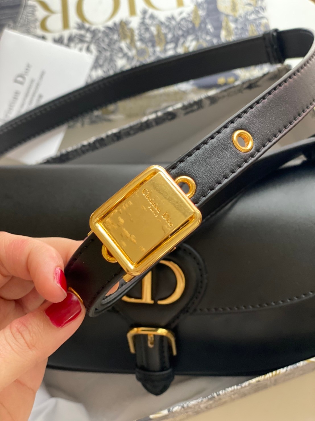 หนังแท้ DIOR BOBBY EAST-WEST BAG พร้อมส่งที่ไทย งานหนังแท้ทั้งใบเกรดออริจินอล ภาพสินค้าถ่ายจากงานขายจริง ใช้งานต่างประเทศได้ รุ่นใหม่ในฤดูกาลนี้ เพิ่มความทันสมัยให้กับซิลลูเอทของ Hobo ผ่านเส้นสายที่สง่างามและสัดส่วนที่กลมกลืนกัน สไตล์หนังลูกวัว โดดเด่นด้ว