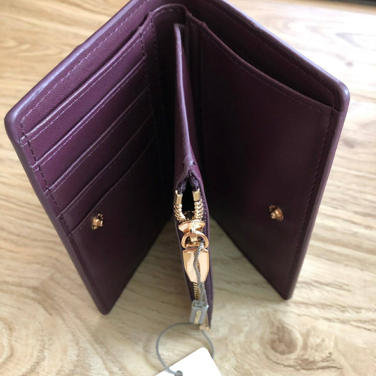 Charles & Keith Classic Snap-Button Wallet กระเป๋าสตางค์ใบสั้นพับ 2 ตอน ด้านหน้ามีโลโก้แบรนด์ เปิด - ปิดด้วยกระดุม ภายในมีช่องใส่ธนบัตร ช่องใส่บัตร และช่องซิปใส่เหรียญ