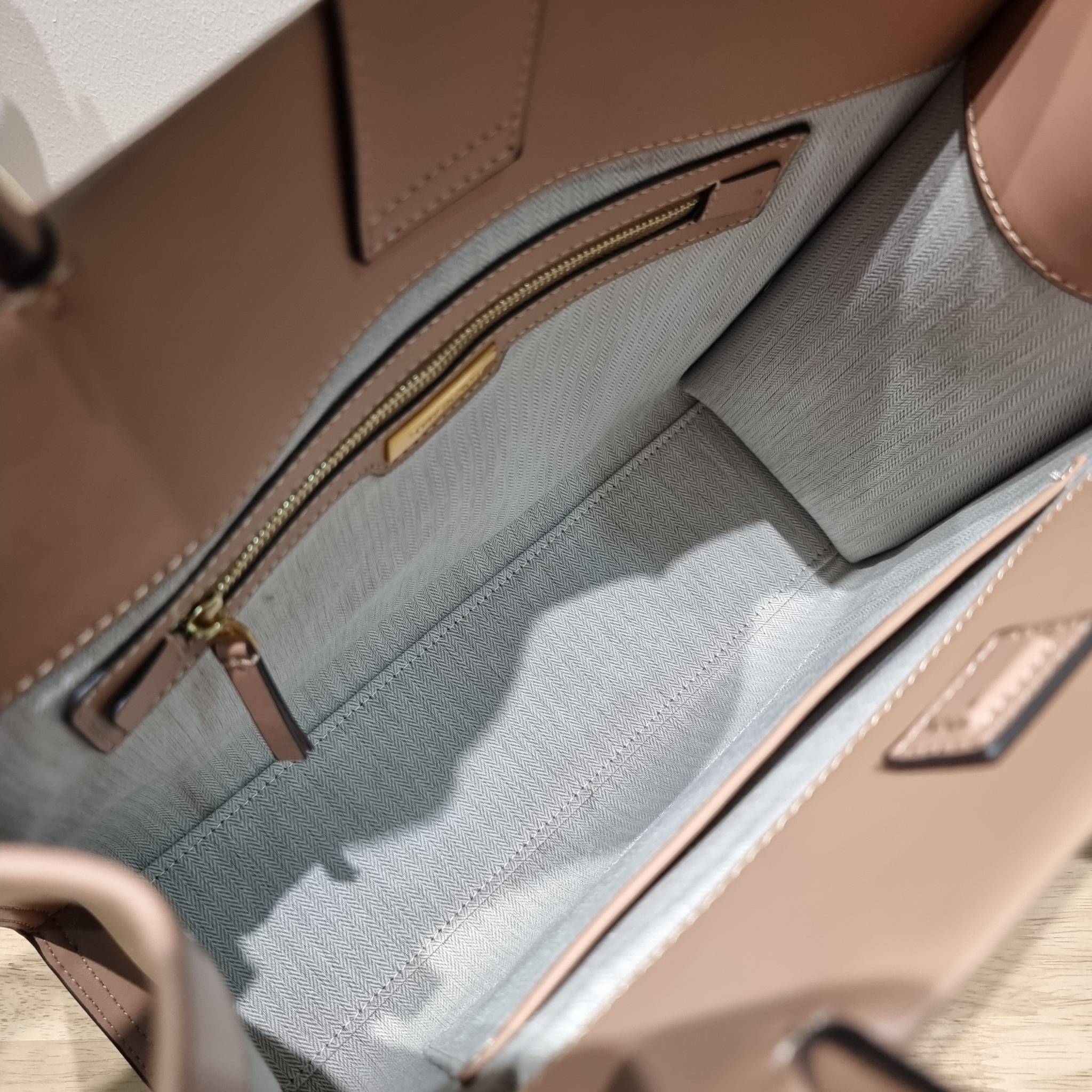 TORY BURCH ECO ELLA TOTE BAG / TORY TOTE BAG พร้อมส่ง 3 สี กระเป๋าสะพายทรงโท้ท ขนาดกำลังสวย จุของได้เต็มที่ รูปทรงคลาสสิคชวนใช้ โดดเด่นด้วย patch โลโก้ คอลเลคชั่นน้องใหม่ ส่งมาให้สาวๆได้ใจฟูอีกหนึ่งไอเท็ม