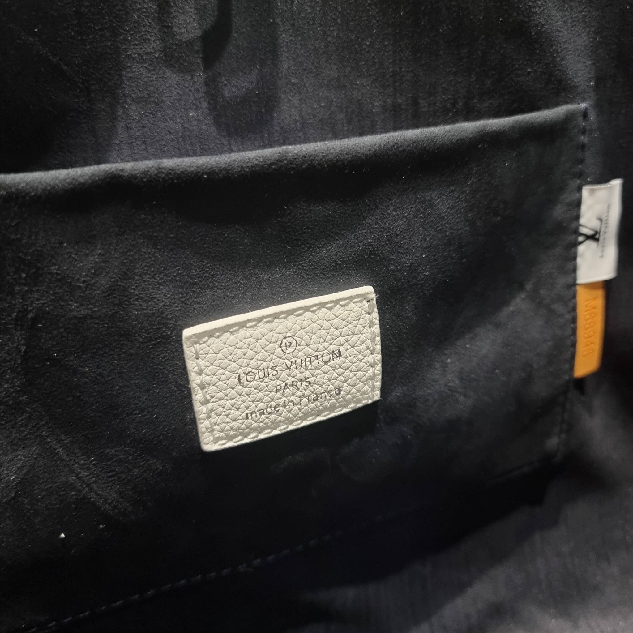 LV x YK Sac Plat 24H Bag Taurillon Monogram / LV × YK SAC CARRYALL TOTE ใหม่รับ summer สดใสฉีกทุกกฏ เพราะใช้ได้แบบยูนิเซ็กส์ กับกระเป๋าเดินทางมาในรูปแบบของทรงโท้ท ใบใหญ่ จุได้แบบจุกๆ ดีไซน์ลวดลายโดดเด่น