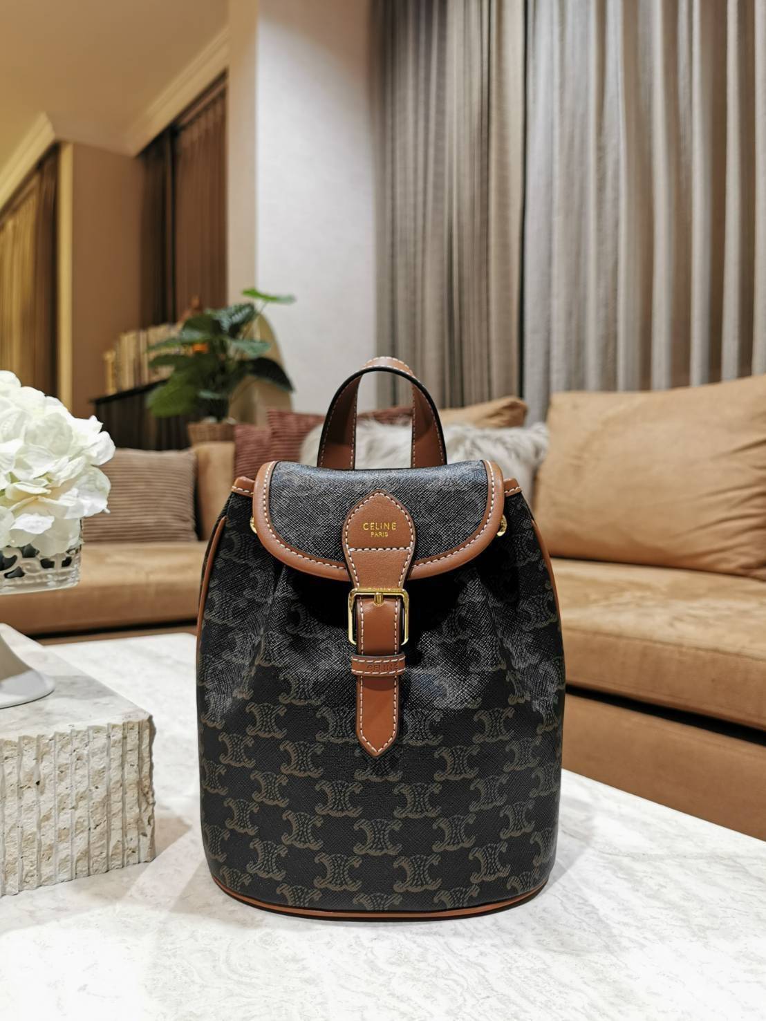VIP 】CELINE MINI RUCKSACK VIP GIFT WITH PURCHASE (GWP) พรีเมี่ยมกิ๊ฟ Limited Edition จาก CELINE HAUTE PARFUME DUTYFREE COUNTER วัสดุ COATED CANVAS หนังสวยหรูอยู่ทรงกันน้ำเปิดปิดด้วยฝาปิด Belt มีโลโก้แบรนด์และสายรัด Drawstring ภายในโล่งสามารถใส่กระเป๋าสตาง
