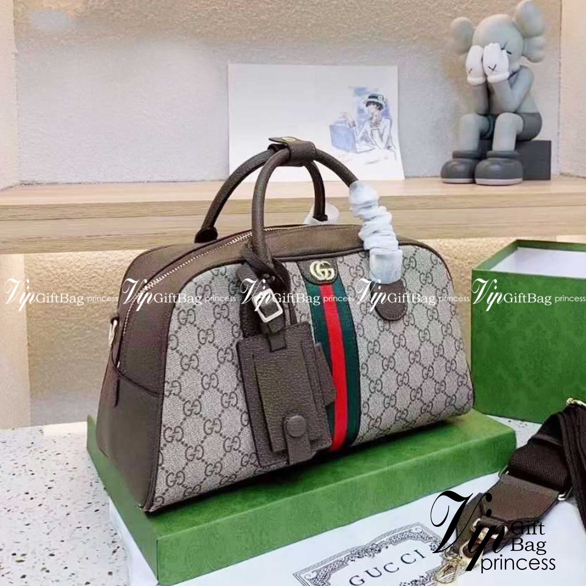 GUCCI Ophidia medium GG top handle bag กระเป๋าสะพายใบกลาง จุของได้เยอะ สายถอดได้ งานปั้มทุกจุดสวยน่าใช้ โทนสีใช้งานง่ายเป็นเอกลักษณ์แบรนด์ แมตช์กับเสื้อผ้าได้ง่าย เสริมลุคสาวมั่นได้ลงตัว