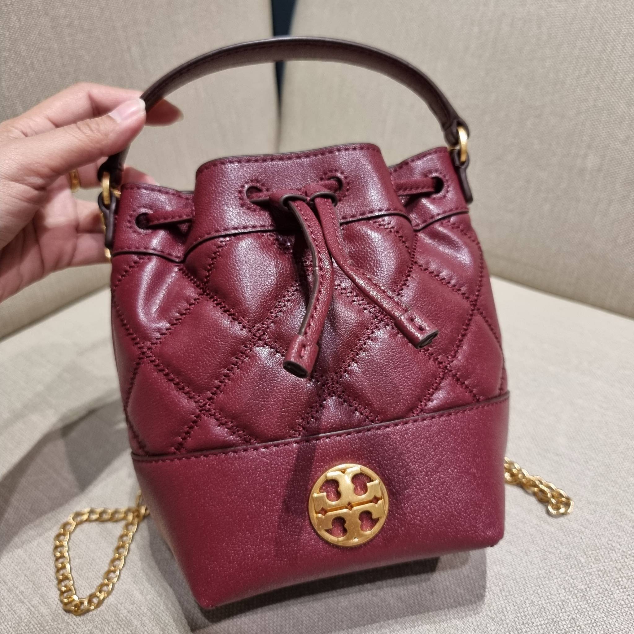 TORY BURCH WILLA MINI BUCKET BAG NEW ARRIVAL สุดปัง กระเป๋าสะพายทรงบัคเก็ต สวยผู้ดี โดดเด่นด้วยโลโก้สีทองดูหรู อัพลุคผู้ดี๊ผู้ดี วัสดุหนังแท้ ดีไซน์บุนวม เส้นคมดีเทลหรู เปิด-ปิดหนังรูดปากกระเป๋า มีหูหิ้วในตัว คล้องแขนเก๋ๆ ภายในเป็นช่องโล่ง มีช่องย่อย ใส่ข