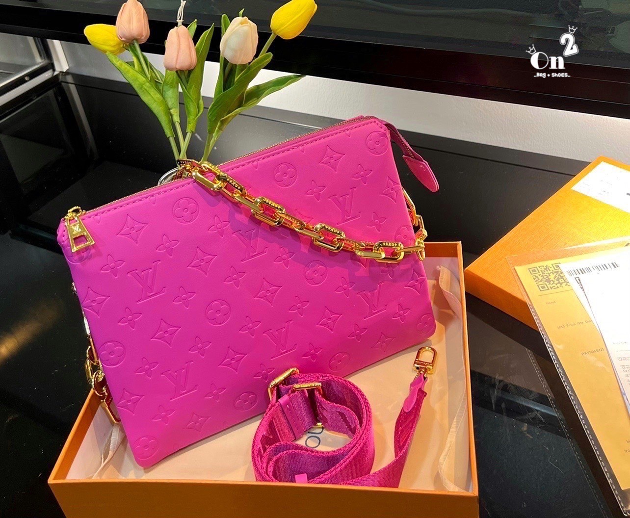 LV HANDLE POUCH MONOGRAM / LV Coussin PM Bag กระเป๋าสะพายกึ่งคลัชท์ สุดล้ำ มาแรงมาก ด้วยความสวยปังตั้งแต่แรกเห็น วัสดุหนังแกะสังเคราะห์ปั๊มลายสวยคม มาพร้อมสาย 2 เส้น เลิศๆ มีสายโซ่ที่มีดีเทลละเอียดไม่ซ้ำ และสายสปอร์ตครอสบอดี้ ที่จะคล้องไว้ทั้งสองเส้นก็ดีง