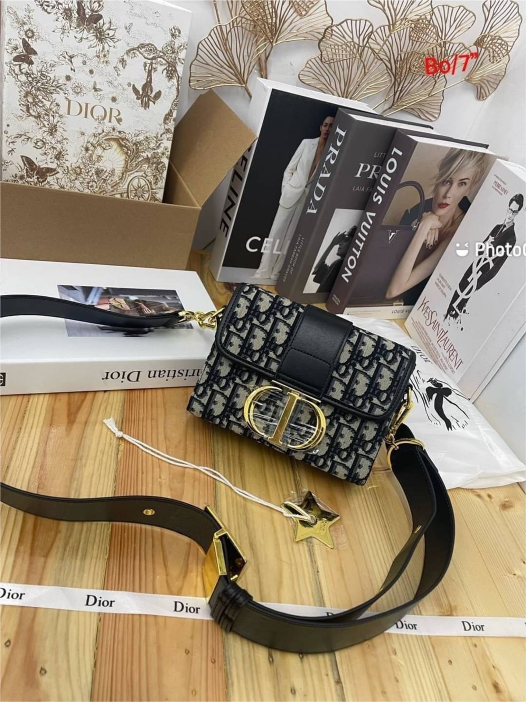 Dior 30 Montaigne Box Bag 7" / DIOR MINI BAG กระเป๋าสะพายดิออร์ เอกลักษณ์ของความหรู ไซส์มินิทรงสี่เหลี่ยมสวยหรูอยู่ทรงเปิดปิดด้วยฝาปิดโลโก้แบรนด์อะไหล่ทอง ภายในโล่งมีโลโก้สามารถใส่มือถือของใช้จุกจิกได้