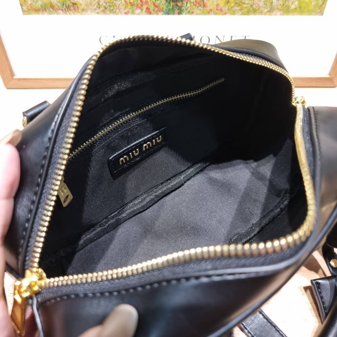 MIU MIU ARCADIE METELASSE LEATHER BAG กระเป๋าถือ/สะพายสุดชิค คุ้มมากไม่อยากให้พลาดน้า เกรดไฮเอน ใช้งานต่างประเทศได้