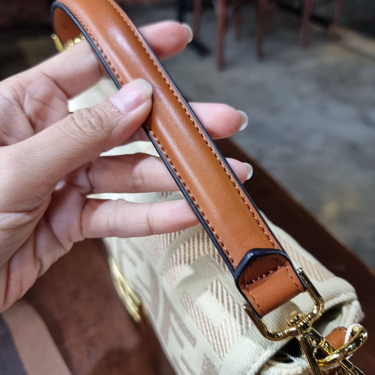 FENDI BAGUETTE CANVAS SHOULDER BAG กระเป๋าสะพายพรีเมี่ยมกิ๊ฟ หายาก สีเหลืองทอง หรู โดดเด่น ดีไซน์ปั๊มโลโก้รอบใบ วัสดุผ้าแคนวาส ทนทาน มาพร้อมสาย 2 แบบ สำหรับคล้องแขน และสายครอสบอดี้สีทูโทน เปิด-ปิดด้วยกระดุมแม่เหล็ก ภายในเป็นช่องโล่ง ใส่โทรศัพท์ กระเป๋าสตา