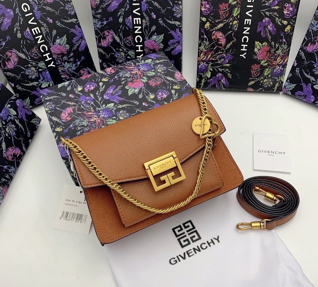 หนังแท้ Givenchy GV3 Bag 9” สวยหรู ดูเป็นคนมีเทสดีเลยค่าา ดีไซน์คือสวยมีคลาส มีระดับสุดๆ พร้อมสายโซ่อะไหล่ทอง ละมุนตามากค่าา รุ่นนี้ขายดีมาก ได้มาน้อยด้วยนะคะ สาวๆ รีบจับจอง อย่าคิดนาน ราคานี้กับคุณภาพถือว่าคับแก้วมั๊กมากกกก ไม่ซื้อทนไหว ^^