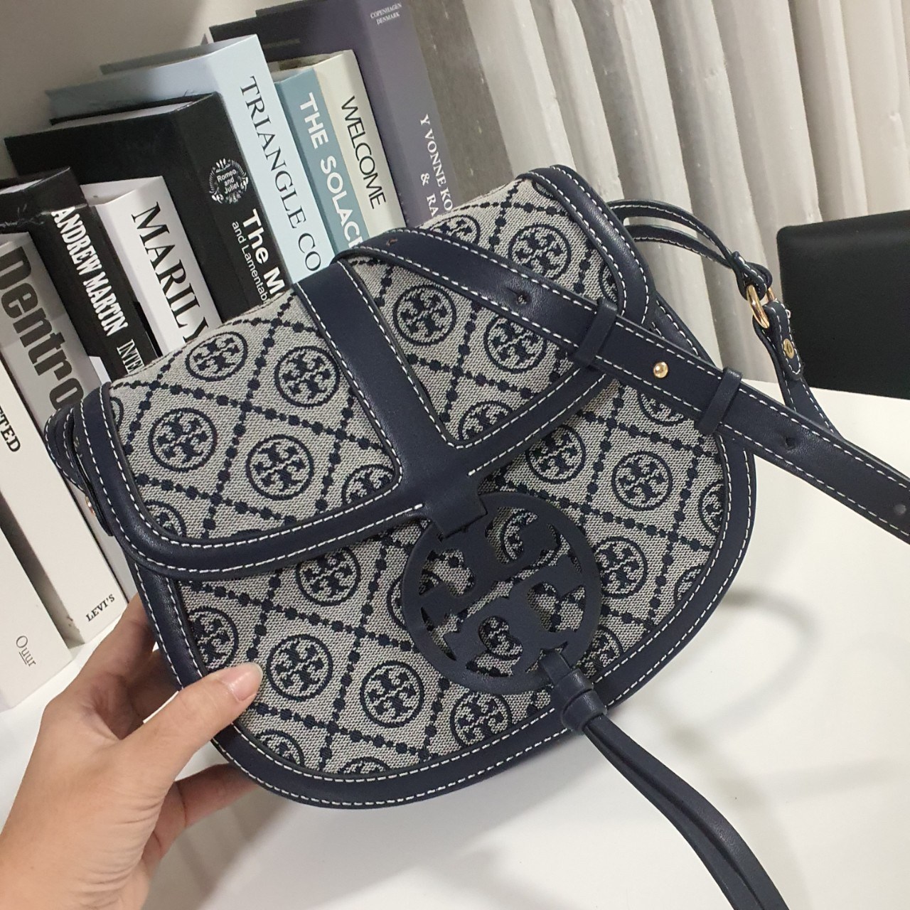 ของแท้ 💯% 】Tory Burch Monogram Crossbody Bag กระเป๋าที่ใช้เป็น Everyday Bag สามารถใช้งานได้บ่อยครั้งและสามารถสะพายไปทำกิจกรรมต่าง ๆ ได้ทุกวันตัวกระเป๋าอยู่ทรงสวย