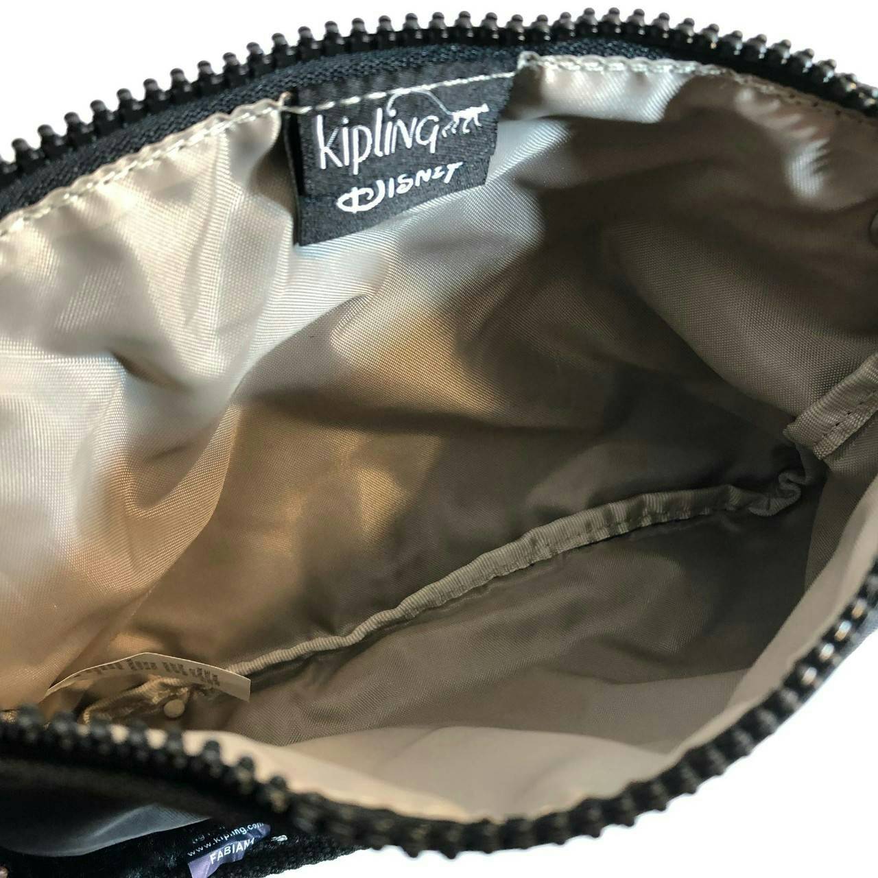 Kipling MAY Small 2-in-1 Pouch and Crossbody กระเป๋าสะพายหรือคาดเอว ขนาดมินิรุ่น Limited ทรงน่ารัก น้ำหนักเบา ใช้ได้ทั้งสองด้าน ด้านหน้ามีสกรีน mickey mouse ด้านหลังประดับโลโก้ มาพร้อมพวงกุญแจแบรนด์ เปิดปิดด้วยซิปสะดวกใช้ หัวซิปแบรนด์ มีหนึ่งช่องซิป และสา