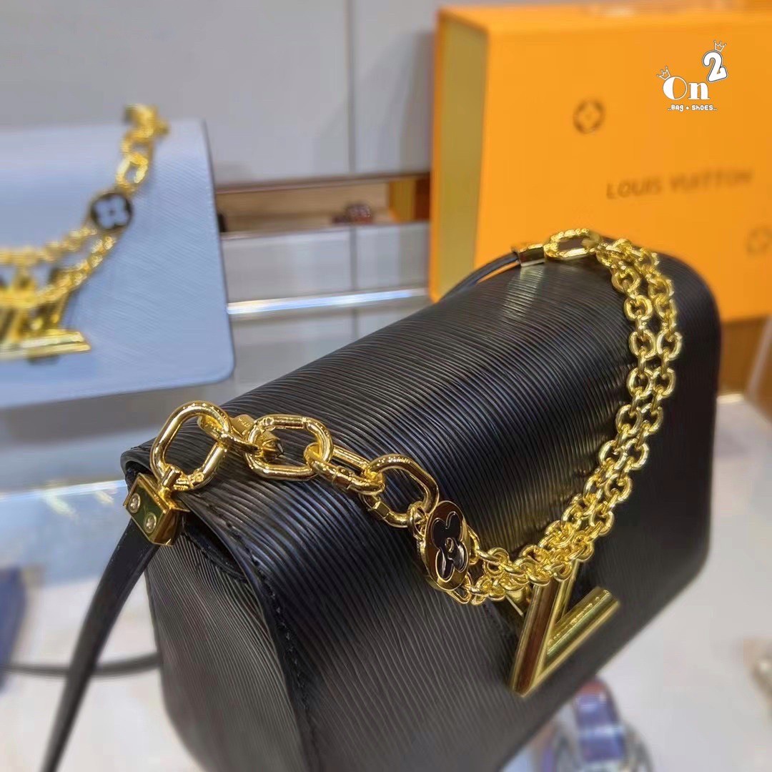 LOUIS VUITTON Twist MM Epi Leather Handbags / LV Twist MM หนัง Epi ลายเกรน ตัวล็อก LV Twist สีทองไอคอนิกช่วยเติมเต็มความสมบูรณ์แบบให้กับกระเป๋าได้อย่างลงตัว เหมาะสำหรับการใช้งานเป็น everyday bag หรือถือออกงานก็สวยเลยค่ะ