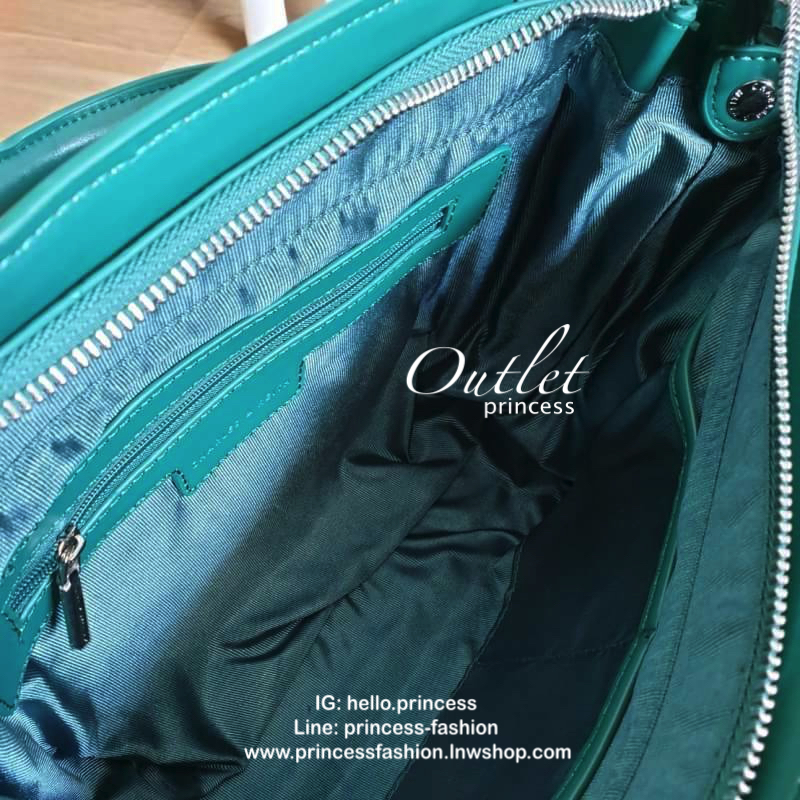 กระเป๋าถือ/สะพายข้าง ขนาดกลาง ด้านหน้าปั๊มโลโก้แบรนด์ ด้านหน้าเป็นหนังเรียบตัดกับด้านข้างเป็นหนังคาร์เวียร์ออกแบบมาให้เรียบหรู ด้านหลังมีซิป 1 ช่อง หูกระเป๋าสามารถพับลงได้ ส่วนด้านในกว้างมากค่ะ ออกแบบมาให้ใส่ของได้จุใจแบบไม่มีช่องแบ่ง มีช่องซิปด้านข้างและ