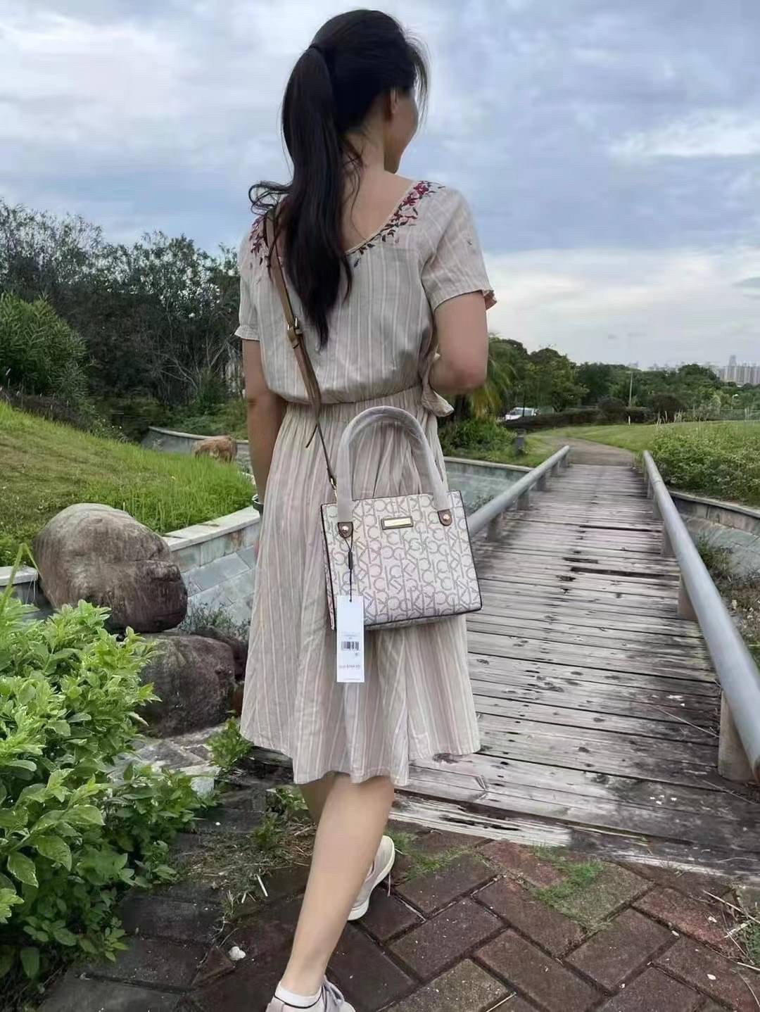 CALVIN KLEIN JEANS crossbody bag กระเป๋าถือหรือสะพาย ลายซิกเนเจอร์แบรนด์ทั้งใบ มีหูจับสำหรับถือ เปิด-ปิดกระเป๋าด้วยกระดุมแม่เหล็ก ด้านในโล่งกว้างมีช่องเล็กและช่องซิปสำหรับใส่ของจุกจิก ซับในลายแบรนด์อย่างดี มาพร้อมสายสะพายยาวปรับระดับได้ สามารถใช้ได้หลากหล