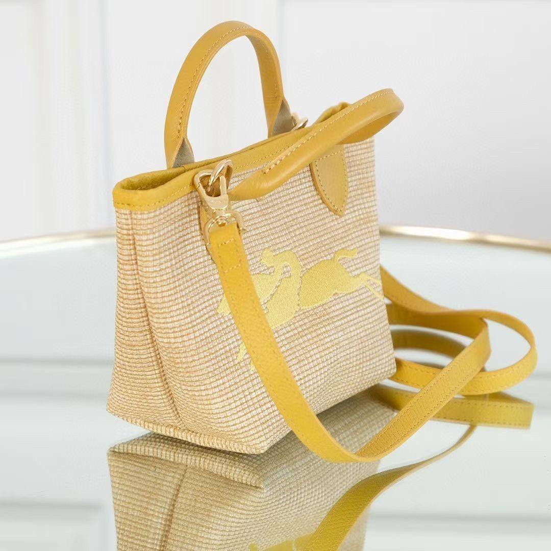 Longchamp Le Pliage Paris-St Tropez Handtasche มาแร้ววววใหม่ล่าสุดนุ้งมินิ ตัลร๊ากกก วัสดุสาน ด้านหน้าปักโลโก้ม้าอันเป็นสัญลักษณ์ของแบรนด์ ทนทานแข็งแรง ใบมินิ น้ำหนักเบา จุของได้เยอะ ใส่กระเป๋าตังค์ โทรศัพท์ iphone+ ได้ ภายในโล่ง มีสายสะพายไหล่ Crossbody 