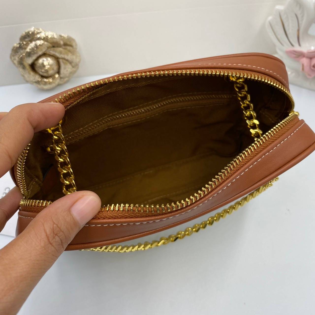 VIP GIFT 】หนังแท้ CELINE SMALL PATAPANS IN TRIOMPHE CANVAS AND CALFSKIN ดีไซน์สวยหรูฮิตสุดในเกาหลี! หนังสวยอยู่ทรง เปิดปิดด้วยซิปแบรนด์สีทอง ภายในโล่งกว้างและจุสามารถใส่มือถือ กระเป๋าสตางค์ ของใช้ได้เยอะ สายสะพายโซ่อะไหล่ทองหรูเลื่อนได้จะใช้สายคู่สะพายไหบ