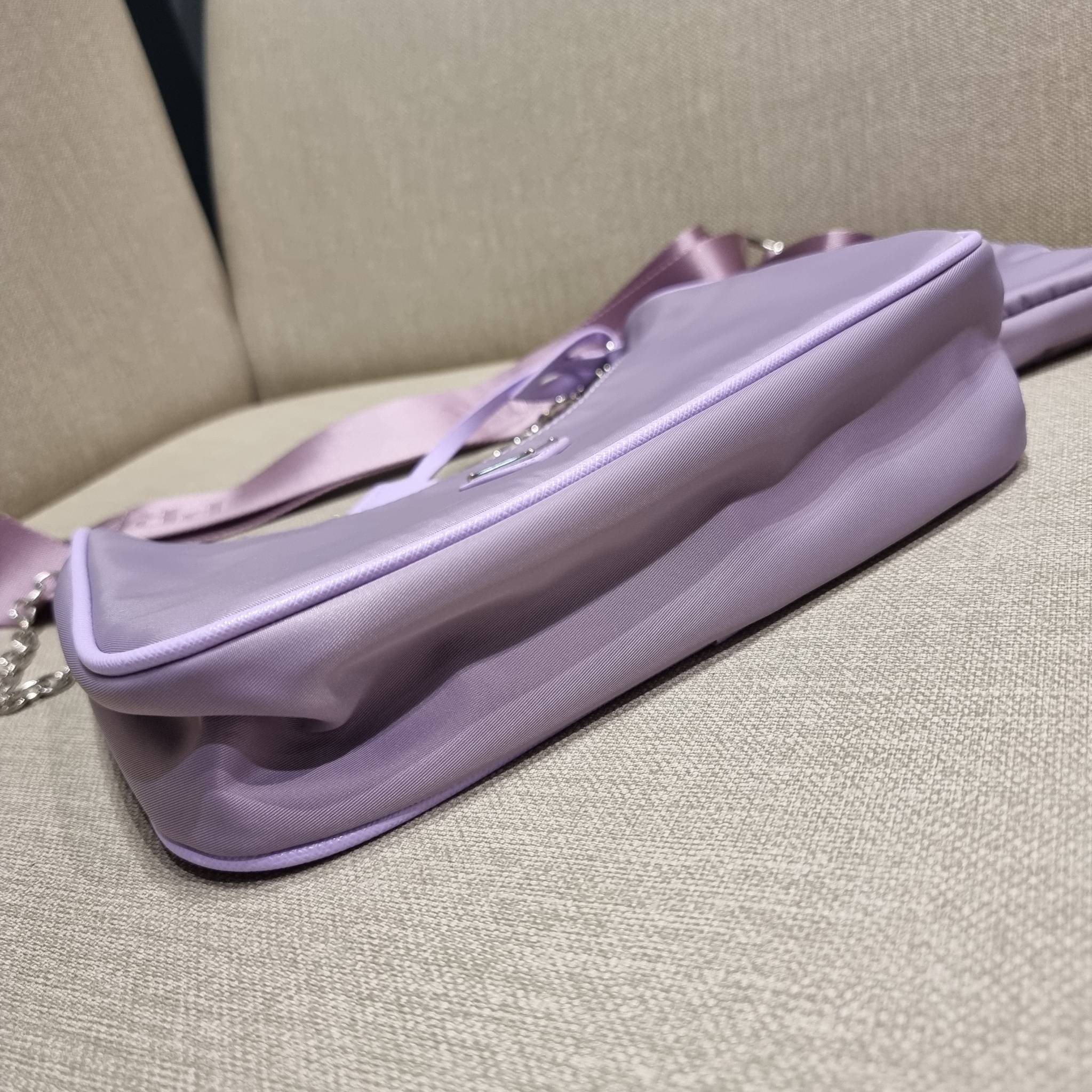 VIP 🥂 PRADA RE-EDITION 2005 RE-NYLON SHOULDER BAG ไอเท็มสุดปัง ที่ฮิตตลอดกาลไม่ว่าจะปีไหนๆ จัดให้ครบทั้งสีขายดีและสีใหม่ล่าสุด ที่สายคุณหนูห้ามพลาด!! กับกระเป๋าสะพายทรงคลาสสิค เหมาะเป็น everyday bag มากๆ วัสดุผ้าไนล่อนคุณภาพ พร้อมใบลูก ไว้ใส่เหรีย