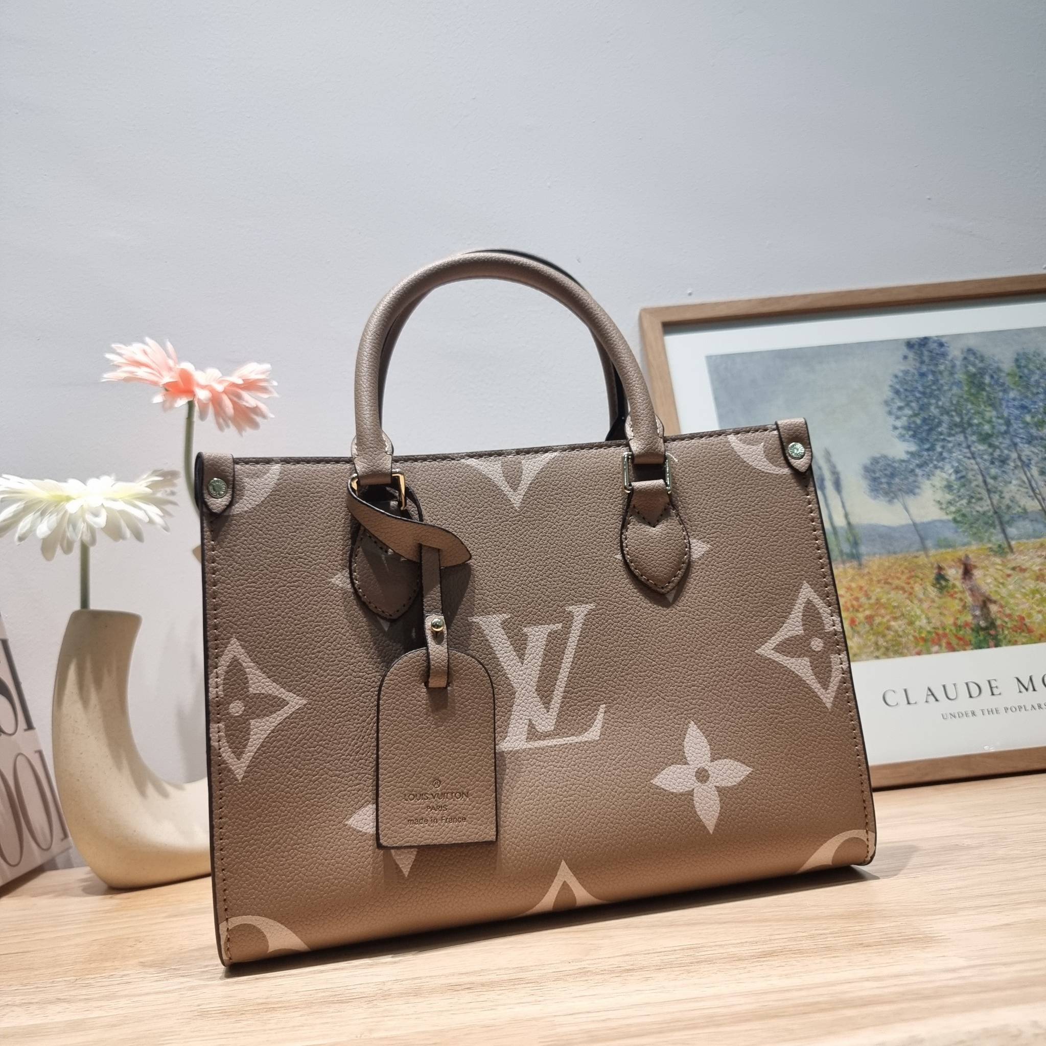 LV Onthego / LV crossbody tote bag กระเป๋าทรงโท้ทเวอร์ชั่นดั้งเดิม ที่คลาสสิค ผู้ดี หรูหรา โทนสีใช้งานง่าย ได้ทุกลุค ทุกสไตล์ วัสดุหนังลูกวัว ผิวลายเกรน มาพร้อมหูจับในตัว คล้องแขนก็ดูแพง หรือจะเกี่ยวสายครอสสะพายก็อัพลุคได้เลย ภายในโล่งกว้างมาก มีอะไหล่เกี