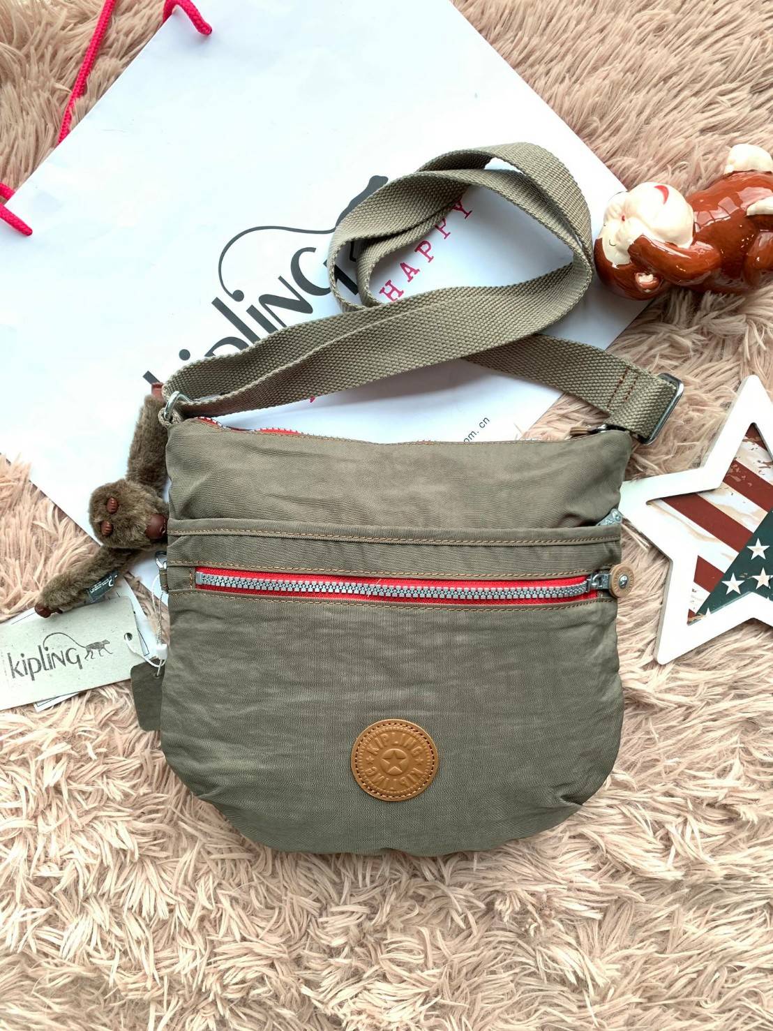 Kipling ARTO Cross-Body Bag กระเป๋าสะพายข้าง วัสดุ100% Polyamide น้ำหนักเบา เปิดปิดด้วยซิปเดียวด้านบน ภายในมีช่องเล็กแตกเป็นสัดส่วน ใส่กระเป๋าสตางค์ยาวและมินิไอแพคได้ ด้านหน้ามีช่องใช้งานเพิ่ม2ช่อง สายสะพายปรับฟรีไซส์ สะพายสายคู่หรือสายเดี่ยวได้ ใช้งานได้