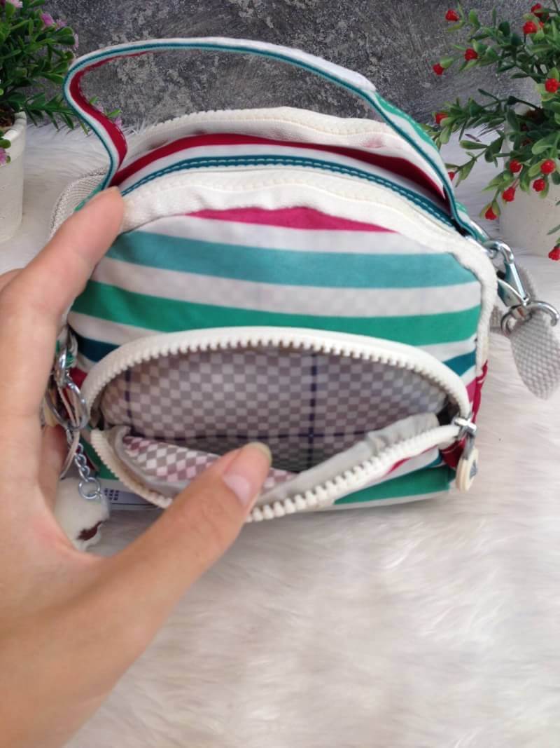 Kipling Mini Shoulder Bag K13869 Outlet Hongkong กระเป๋าสะพายไหล่ใบเล็กน่ารัก วัสดุผ้าไนล่อนกันน้ำอย่างดีตามแบบฉบับแบรนด์ แบ่งเป็นช่องซิป 3 ช่อง มีหูจับ ด้านในบุผ้าแบรนด์ มาพร้อมพวงกุญแจน้องลิง ใบนี้จุของได้เยอะน้ำหนักเบาค่ะ เหมาะมากกับการสะพายไปเที่ยวชิว