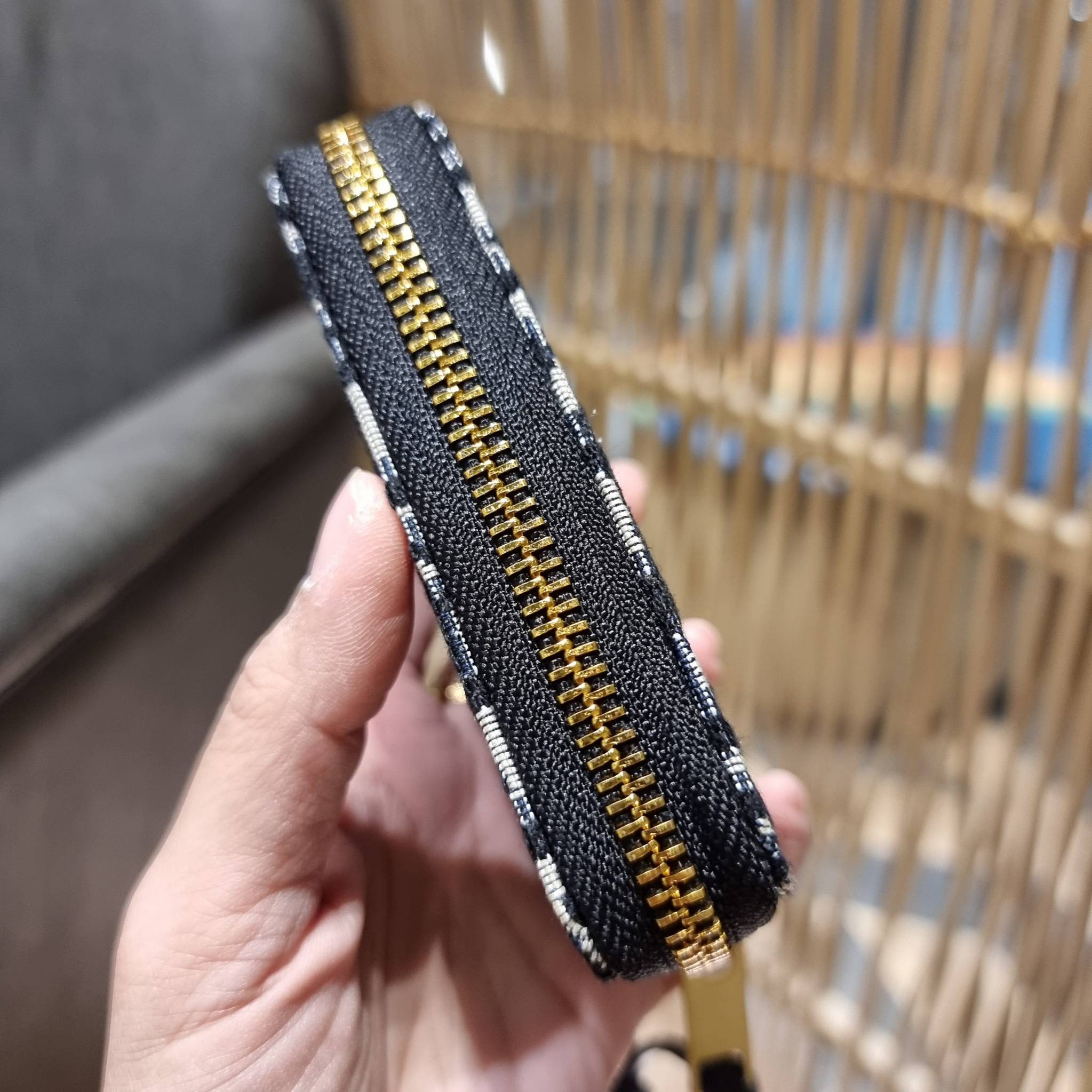 VIP 】CD ZIP AROUND SHORT WALLET WITH GWP กระเป๋าสตางค์ใบสั้นซิปรอบ พรีเมี่ยมกิ๊ฟจากเคาน์เตอร์ วัสดุผ้าแคนวาสปักลาย สลับหนังแท้ภายใน ดีไซน์เรียบหรู ผู้ดีที่สุด!! ภายในมีช่องใส่บัตร ใส่ธนบัตรได้ (แบบพับ) หรือจะพกไว้ใส่เหรียญ สะดวกใช้มากๆ มาพร้อม box set ในร