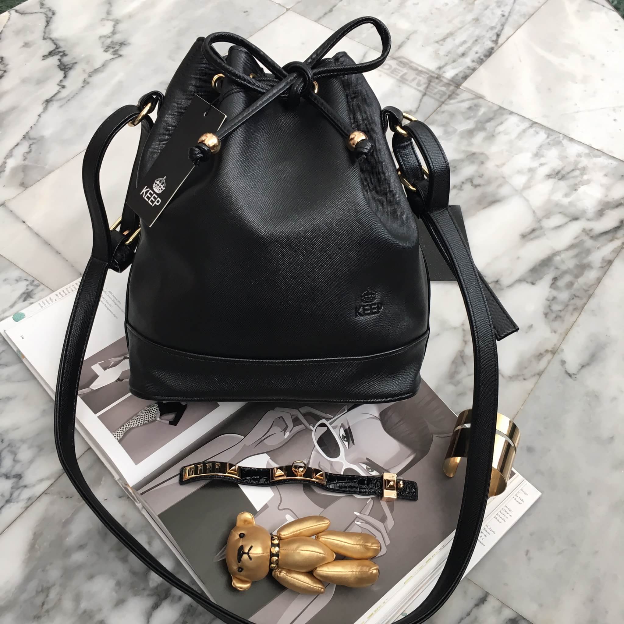 กระเป๋า KEEP Bucket มาคะ รุ่นนี้หนัง saffiano อย่างดี ด้านหน้า pump logo brand สวยมากคะ ตัดกับอะไหล่ทอง ทรงสวย น้ำหนักเบา จุของได้เยอะมากคะ ใครที่ชอบทรงนี้ห้ามพลาดเลยคะ แนะนำ