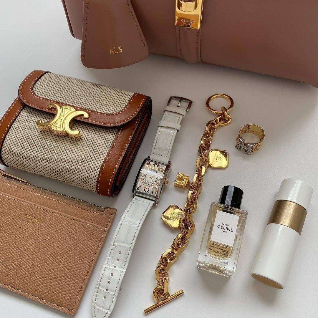 CELINE SHORT WALLET กระเป๋าสตางค์ซีลีนใบสั้น สวยหรูอยู่ทรงมีโลโก้ด้านหน้าเปิดปิดด้วยฝาพับกระดุมแม่เหล็ก ภายในมีช่องแบ่งหลายช่อง มีช่องใส่บัตรหลายช่อง มีช่องใส่เหรียญ ช่องใส่ธนบัตร ใส่แบงก์พันได้เยอะเหมือนกระเป๋าสตางค์ยาว ไอเท็มแนะนำพร้อมส่งที่ไทยในราคาสุด