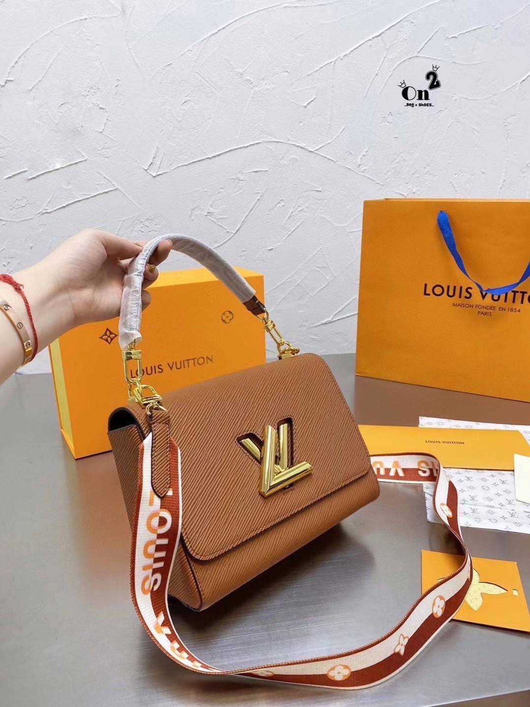 LOUIS VUITTON Twist Shoulder Bag MM / LV Twist MM ที่สุดของความสวยคลาสสิคย้อนยุค กระเป๋าสะพายที่มีลูกเล่น เพิ่มดีเทลให้น่าใช้งาน ด้วยสายสะพายแบบสปอร์ต ที่ปรับเปลี่ยนใช้ได้หลากหลาย วัสดุหนัง epi สวยคม ทนทาน ลวดลายเส้นไม้ แบบไม่มีใครซ้ำ เลิศๆไปอีกกับโลโก้สี