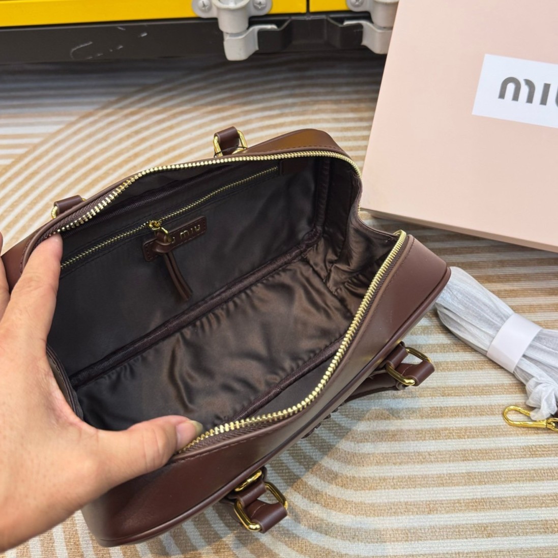 MIU MIU Arcadia leather bag กระเป๋าถือ/สะพายสุดชิคมากในตอนนี้ ดีไซน์เรียบแต่มากมีอยู่จริง สวยดูแพง แมทชุดได้ง่ายสุด มินิมอลมินิใจ หูจับในตัวง่ายและสะดวกพกพา มาพร้อมสายสะพายข้างให้อีก