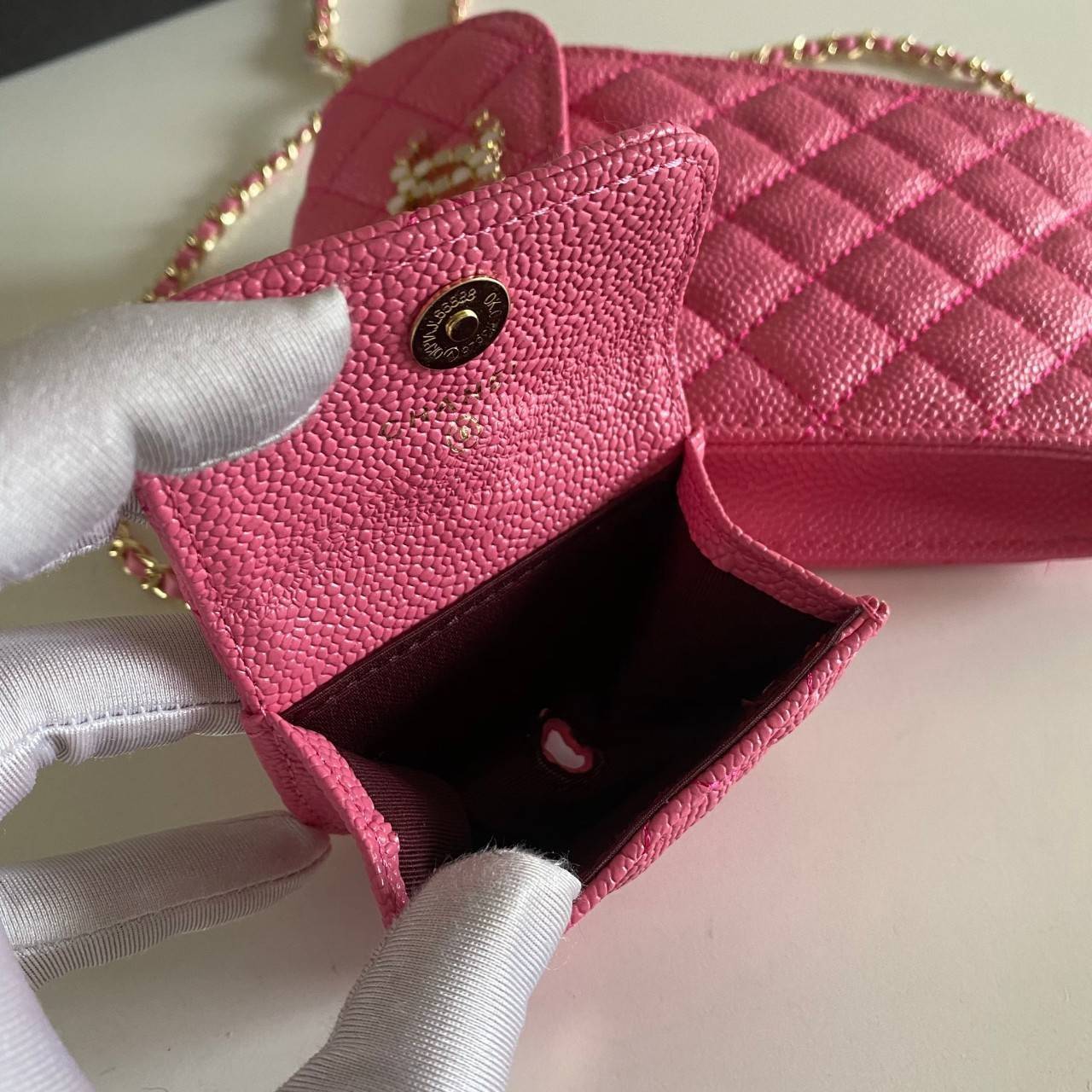 พรีเมี่ยมกิ๊ฟแท้ 100% 】หนังแท้ CHANEL PHONE BAG มาแล้วๆ น่ารักสุดๆ ใส่iPhone pro max ได้สบาย หนังคาเวียร์ ใบเล็กถอดแยกได้ ใส่พวงกุญแจเก๋ได้เลย