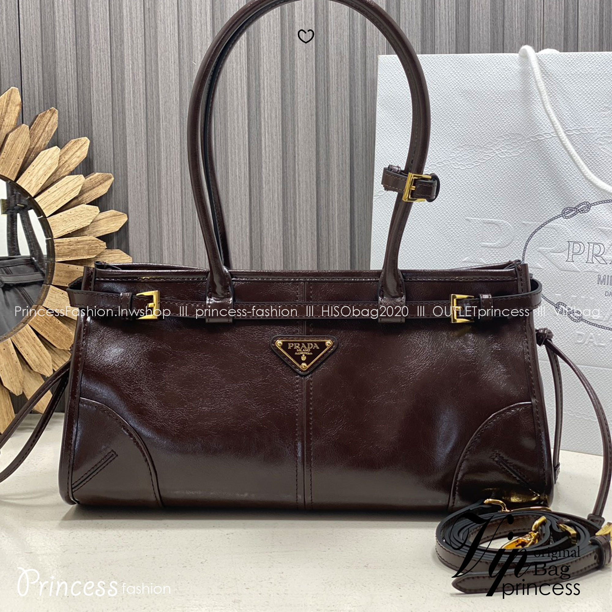 ORI หนังแท้ | Prada Bonnie medium leather handbag 32cm กระเป๋าสะพายทรงโท้ท โดดเด่นด้วยดีไซน์ที่เน้นความประณีตแต่ใช้งานได้จริง หนังเนื้อนุ่มเคลือบเงา เน้นย้ำเสน่ห์อันทันสมัยและใช้งานได้หลากหลาย